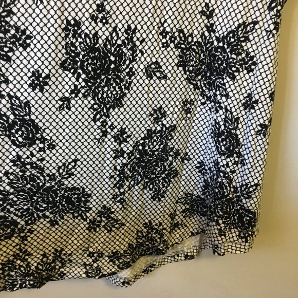 Michel Studio B&W Floral Lace Print Stretchy V-Neck Modern Tee - Picture 8 of 16